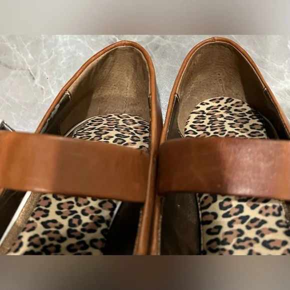 Kenneth Cole Reaction Mary Jane Peep Toe 3’ Heel Brown with White Strap Size 7 - Picture 5 of 11